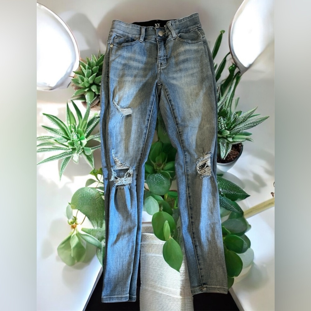 NY&C Curvy Sculpting Skinny Ripped/Distressed
Light Wash Jeans Size 6